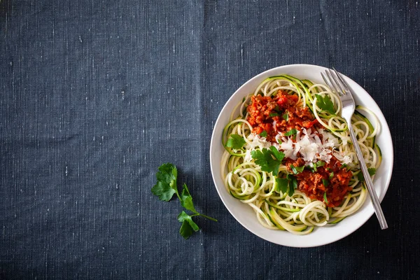 Keto paleo zoodles bolognese: cukkini tészta, hús mártással egy — Stock Fotó