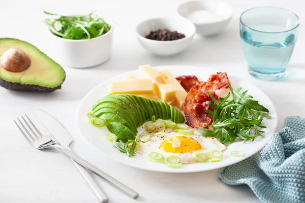 Pequeno-almoço saudável keto: ovo, abacate, queijo, bacon — Fotografia de Stock