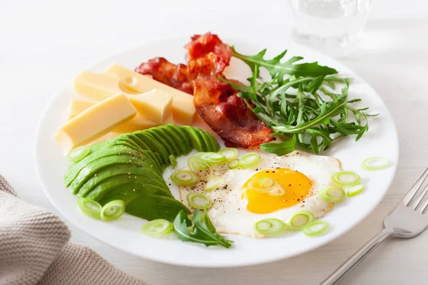 Petit déjeuner céto santé : oeuf, avocat, fromage, bacon — Photo