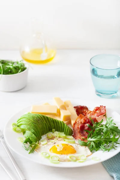 Healthy keto breakfast: egg, avocado, cheese, bacon — Stock Photo, Image