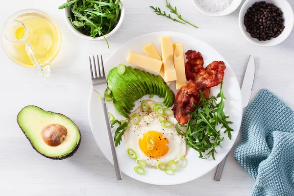 Pequeno-almoço saudável keto: ovo, abacate, queijo, bacon — Fotografia de Stock