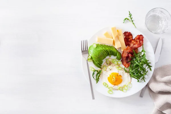 Healthy keto breakfast: egg, avocado, cheese, bacon — Stock Photo, Image