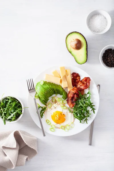 Здоровый кето завтрак: яйцо, авокадо, сыр, бекон — стоковое фото