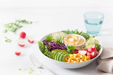 Humus, kırmızı lahana, ra ile vegan avokado tatlı mısır yemek kase