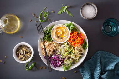 sebzeli kuskus öğle yemeği kase spiralazed havuç ve kabak ile,