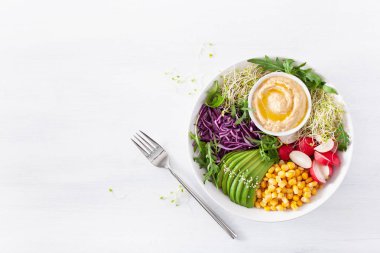 Humus, kırmızı lahana, ra ile vegan avokado tatlı mısır yemek kase