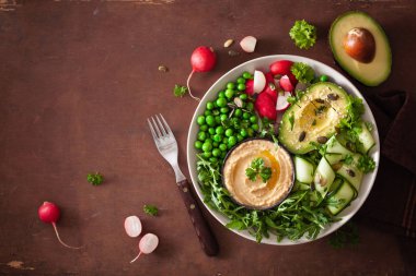 avocaco salatalık humus bezelye radis ile sağlıklı vegan yemek kase