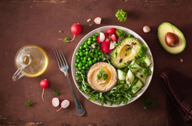 avocaco salatalık humus bezelye radis ile sağlıklı vegan yemek kase