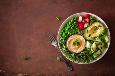 avocaco salatalık humus bezelye radis ile sağlıklı vegan yemek kase