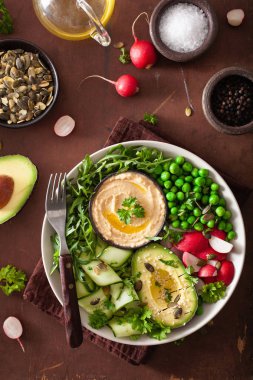avocaco salatalık humus bezelye radis ile sağlıklı vegan yemek kase