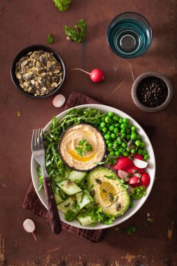 avocaco salatalık humus bezelye radis ile sağlıklı vegan yemek kase