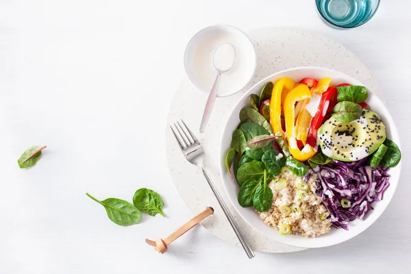 Cuscús vegetariano almuerzo bowl con aguacate, pimientos, espinacas a — Foto de Stock