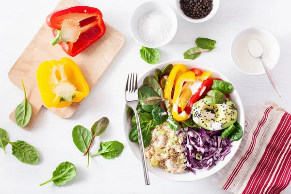 Cuscús vegetariano almuerzo bowl con aguacate, pimientos, espinacas a —  Fotos de Stock