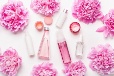 banyo ve spa yatıyordu, şakayık çiçekleri cilt bakım ürünleri düz