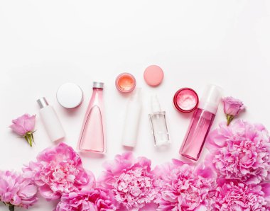 banyo ve spa yatıyordu, şakayık çiçekleri cilt bakım ürünleri düz