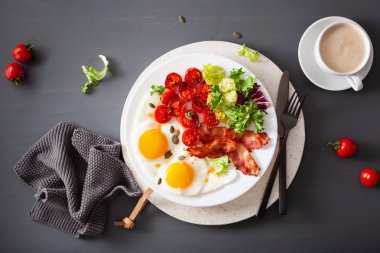 sağlıklı keto kahvaltı: yumurta, domates, salata yaprakları ve pastırma