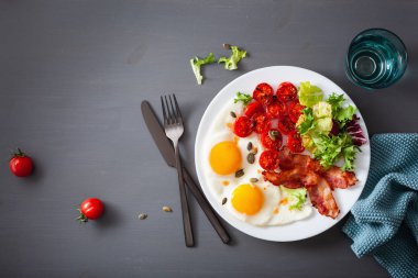 sağlıklı keto diyet kahvaltı: yumurta, domates, salata yaprakları ve Bac