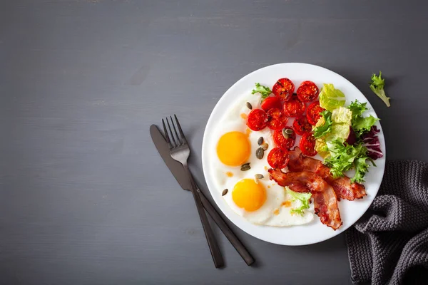 Healthy keto diet breakfast: egg, tomatoes, salad leaves and bac — Stock Photo, Image