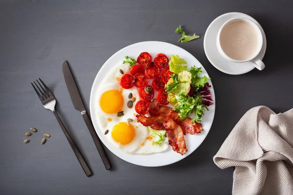 Sağlıklı keto kahvaltı: yumurta, domates, salata yaprakları ve pastırma — Stok fotoğraf