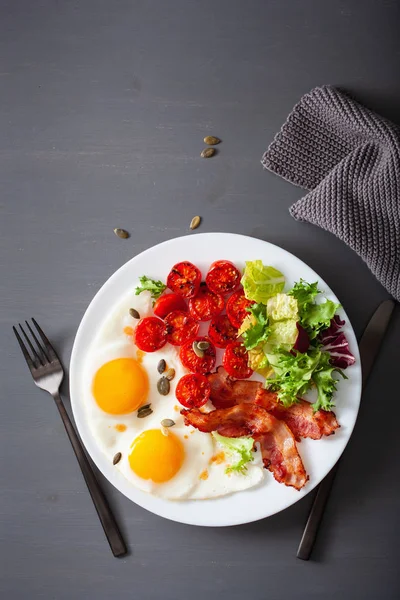 Alimentation saine au céto petit déjeuner : oeuf, tomates, feuilles de salade et bac — Photo