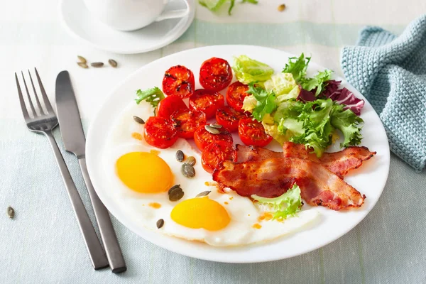 Saludable keto dieta desayuno: huevo, tomates, hojas de ensalada y bac —  Fotos de Stock