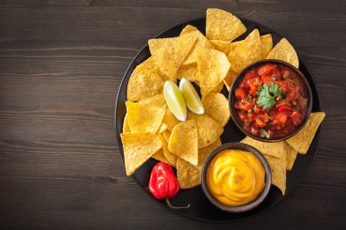 salsa ve peynir daldırma ile meksika nachos tortilla cips