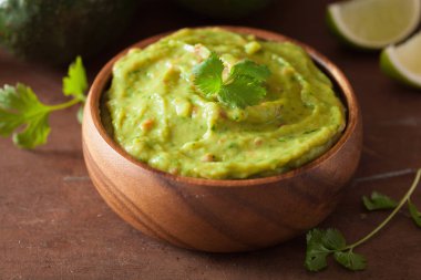 Meksika guacamole daldırma ve malzemeler