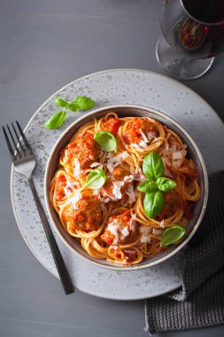köfte ve domates sosu, İtalyan makarna spagetti