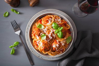 köfte ve domates sosu, İtalyan makarna spagetti