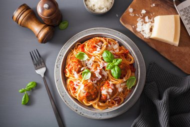 köfte ve domates sosu, İtalyan makarna spagetti