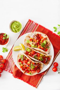 Meksika sığır eti ve domuz tacos salsa, guacamole ve sebze ile