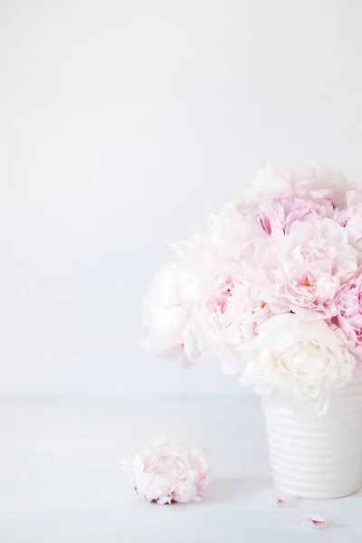 花瓶に美しいピンクの牡丹の花花束 — ストック写真
