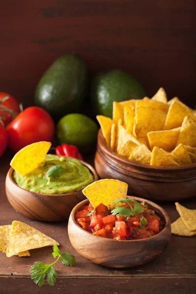 Mexikói nachos tortilla chipek guacamole és salsa dip — Stock Fotó
