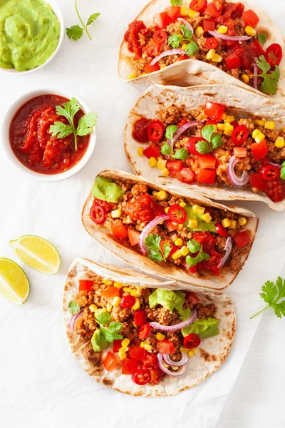 Mexikanska nötkött och fläsk tacos med salsa, guacamole och grönsaker — Stockfoto