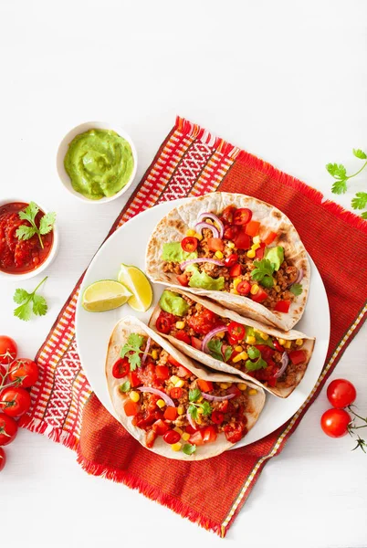 Tacos mexicanos de ternera y cerdo con salsa, guacamole y verduras — Foto de Stock