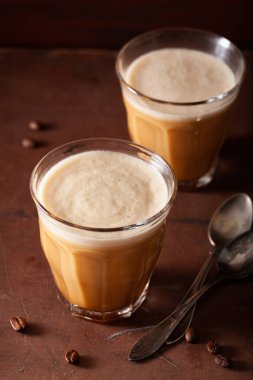 kurşun geçirmez kahve, tereyağı ve kok ile harmanlanmış keto paleo içecek