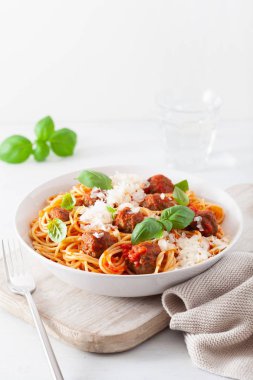 köfte ve domates sosu, İtalyan makarna spagetti