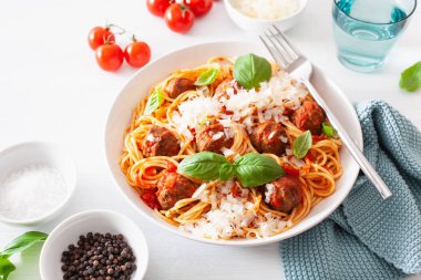 köfte ve domates sosu, İtalyan makarna spagetti
