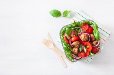 köfte, marul, domates, salatalık ile keto paleo öğle yemeği kutusu, 
