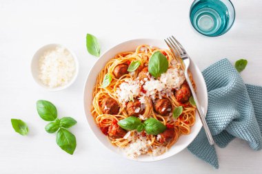 köfte ve domates sosu, İtalyan makarna spagetti