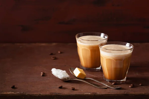 Kugelsicherer Kaffee, Keto-Paläo-Getränk mit Butter und Coc — Stockfoto