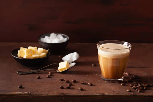 Cafea antiglonț, băutură keto paleo amestecată cu unt și coc — Fotografie, imagine de stoc