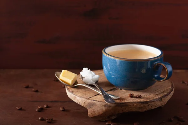 Skuddsikker kaffe, keto paleo-drikke blandet med smør og kakao – stockfoto