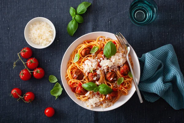 Köfte ve domates sosu, İtalyan makarna spagetti — Stok fotoğraf