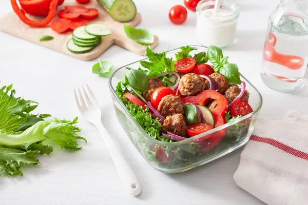 Keto Paleo pudełko na lunch z klopsikami, sałata, pomidor, ogórek, — Zdjęcie stockowe