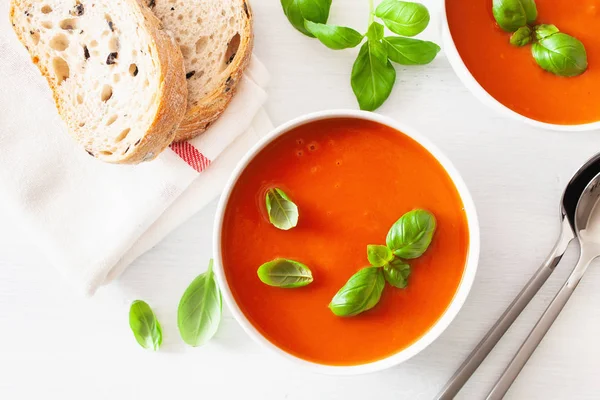 Sopa de tomate plana colocar no backgorund branco — Fotografia de Stock