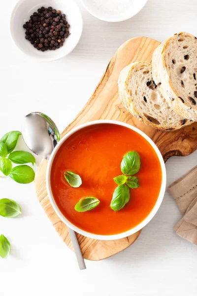 Sopa de tomate plana colocar no backgorund branco — Fotografia de Stock