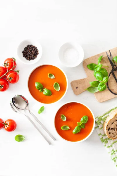 Sopa de tomate plana colocar no backgorund branco — Fotografia de Stock