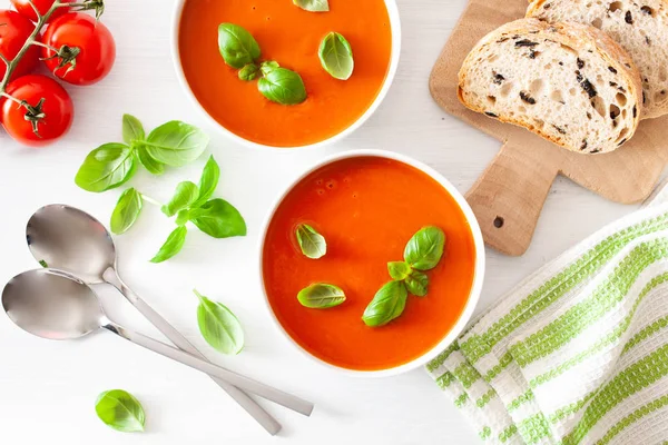 Sopa de tomate plana colocar no backgorund branco — Fotografia de Stock