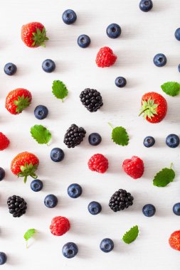 beyaz arka plan üzerinde çeşitli meyveleri. yaban mersini, çilek, r
